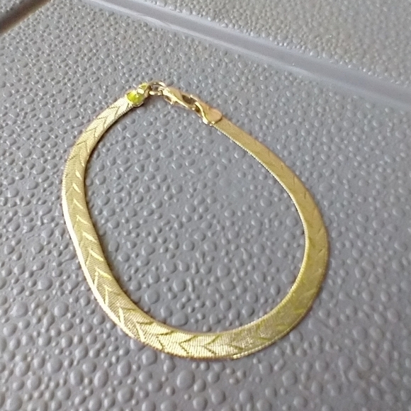 Women's reversible gold tone bracelet. - Picture 4 of 6